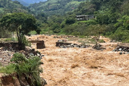 El río se llevó un puente que era utilizado por los agricultores de la zona.