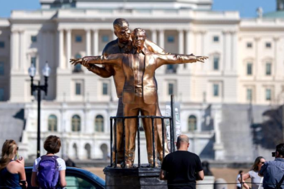 La estatua dorada de 3,6 metros de altura que representa al presidente estadounidense Donald Trump y al fallecido Jeffrey Epstein.