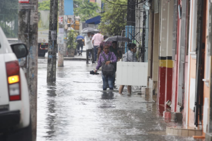 Las fuertes precipitaciones dejaron calles anegadas en varias zonas de Guayaquil.