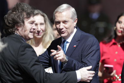 El presidente de Argentina, Javier Milei (i), saluda al nuevo mandatario chileno, el ultraderechista José Antonio Kast (d) este miércoles, en Valparaíso (Chile)