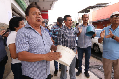 Dirigentes barriales de Durán protestaron en los exteriores del edificio municipal, en las calles Loja y Quito, la mañana de este miércoles 11 de marzo.