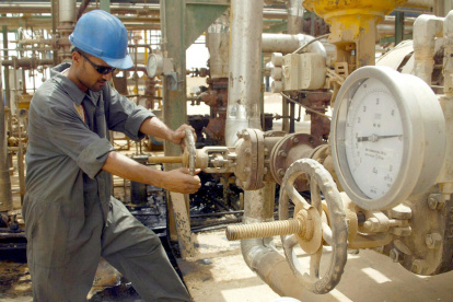 Un operario que abre una válvula en una refinería de Najaf, en Irak.