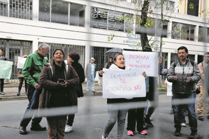 Reacción. Militantes de la Revolución Ciudadana han realizado plantones en los exteriores del TCE, en Quito.