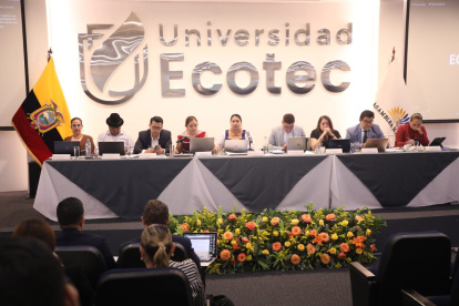 La asambleísta Cecilia Baltazar Yucilla lidera la sesión de la Comisión de Educación en el aula Harvard de la Universidad Ecotec.