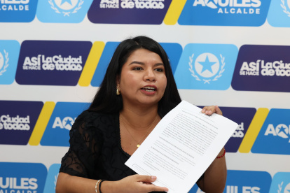 Emily Vera mientras dialoga con EXPRESO.