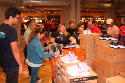 Hay almacenes que en los centros comerciales abren a las 10:00 y cierran a las 20:00, lo que implica que trabajan 10 horas y eso hay que regular, dice el ministerio de Trabajo