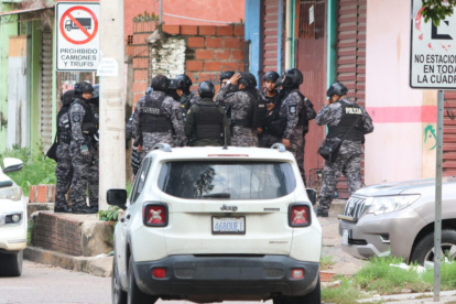 Integrantes de la Policía de Bolivia realizan un operativo este viernes, en Santa Cruz (Bolivia).