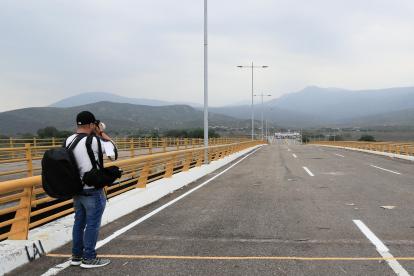 Una persona toma una fotografía en la línea fronteriza entre Venezuela y Colombia este 13 de marzo de 2026, en el puente internacional Atanasio Girardot, en Cúcuta (Colombia)