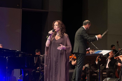 La cantante argentina, Mariel Córdoba, fue la figura central del concierto “La Magia del Tango”, junto a la Orquesta Filarmónica Municipal de Guayaquil.