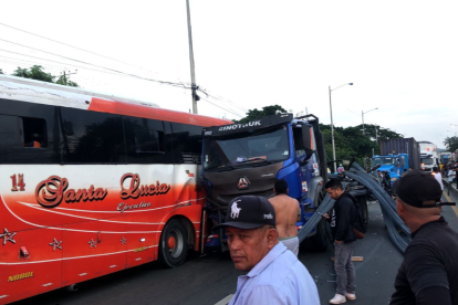 Un camión cargado con varillas metálicas impactó contra un bus interprovincial en Guayaquil, dejando varios heridos y generando congestión vehicular.