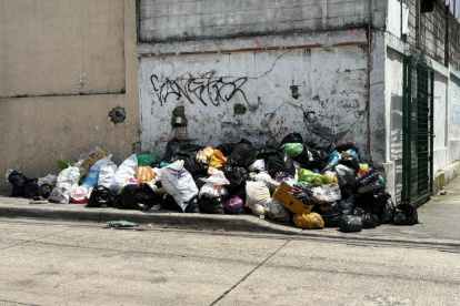 En varios sectores de Guayaquil, como en Mapasingue este, la basura está acumulada durante todo el día debido a la falta de recolección, afectada por el toque de queda.