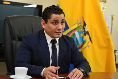 Roberto Ibáñez, Viceministro de Deporte, analiza el marco legal que rodea la continuidad de la dirigencia en el fútbol ecuatoriano.