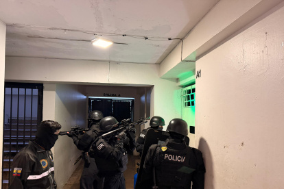 Operativo policial en el sur de Quito permitió la captura de presuntos integrantes de una banda vinculada a robos en buses de transporte público.