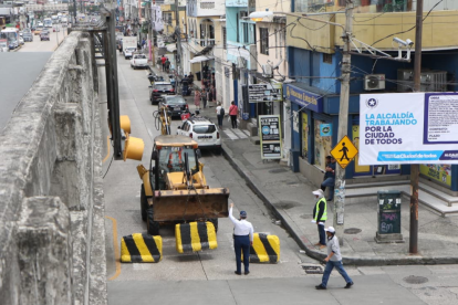 Trabajos municipales en la avenida Baquerizo Nazur, donde comerciantes advierten afectaciones por el cierre y los desvíos previstos durante 11 meses.