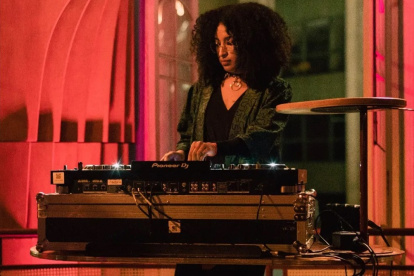 La escritora ecuatoriana Yuliana Ortiz Ruano, en su faceta como DJ Viringa, tocando para la curaduría del Kizomba Design Museum capítulo Sao Paulo, en 2023.