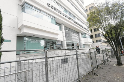 Corte define exenciones en salud, medios y sectores clave para el toque de queda