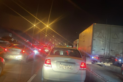 La fila de vehículos se extendía por varios kilómetros en la vía a Daule, la noche de este viernes 20 de marzo.