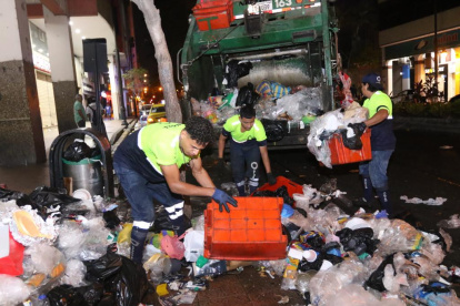 Trabajadores de Urvaseo recogen basura en una calle de Guayaquil.