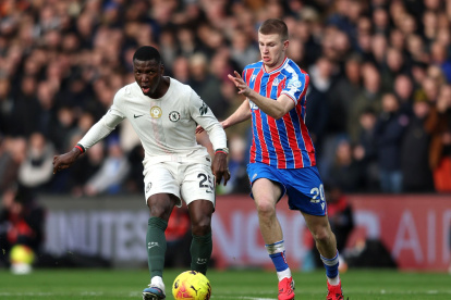 Moisés Caicedo será titular en Chelsea.