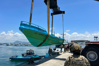 Operativo en alta mar permitió interceptar tres embarcaciones vinculadas al narcotráfico frente a Manta.