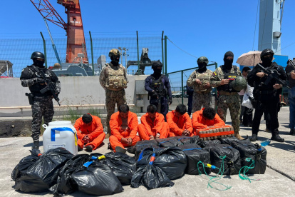 Operativo en alta mar entre Fuerzas Armas y EE.UU. permitió decomisar droga y detener a cinco ecuatorianos.