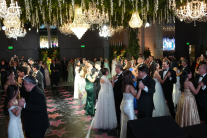 La noche reunió a estudiantes, familiares y, en algunos casos, amigos cercanos.