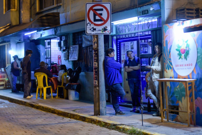 Según moradores, los libadores y restaurantes convertidos en bares afectan el espacio público.