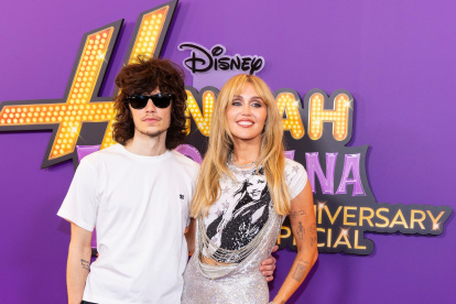 Miley Cyrus en su paso por la alfombra roja del especial de Hannah Montana.