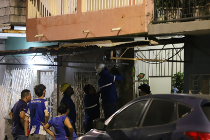 Personal de la Corporación Nacional de Electricidad (CNEL) reconectó el servicio de energía eléctrica en las calles 20 y Alcedo, pero a las 18 horas se volvió a ir.