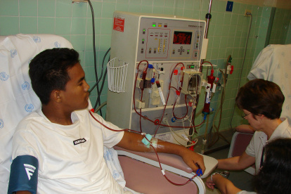 Una de las máquinas que extrae la sangre, filtra las toxinas y el exceso de líquidos, y devuelve sangre limpia al cuerpo del mismo paciente.