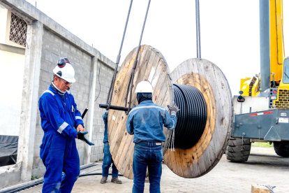 Un grupo de técnicos eléctricos trabajan en mejorar el sistema de distribución de enegría en una de las centrales electricas de la península