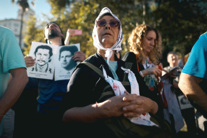 Personas participan este martes durante la manifestación por el Día Nacional de la Memoria por la Verdad y la Justicia en Buenos Aires (Argentina).