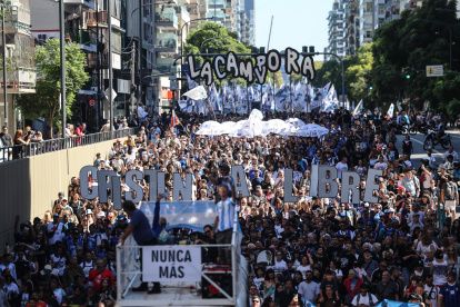 Personas marchan con carteles y banderas este 24 de marzo de 2026, por el Día Nacional de la Memoria por la Verdad y la Justicia en Buenos Aires (Argentina).