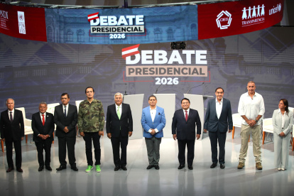 Candidatos a la Presidencia de Perú posan previo a un debate en el Centro de Convenciones este lunes, en Lima (Perú).