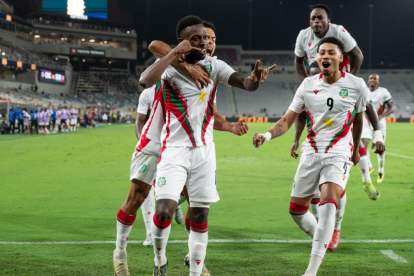 Jugadores de la seleccion Surinam celebrando la anotación de un gol