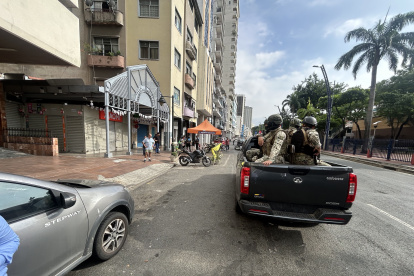Reclamo. Un grupo de militares, durante un recorrido ayer, pasó junto al sitio del hecho violento. No obstante, no permanecieron más de cinco minutos allí.