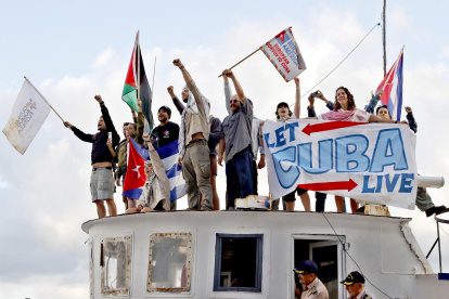 Integrantes del Convoy Nuestra América saludan a su llegada al puerto este martes, en La Habana (Cuba).