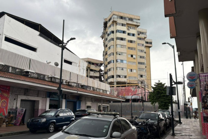 El incendio del centro comercial Multicomercio, que empezó el 11 de febrero de 2026 y se extendió por al menos cinco días, afectó también a los negocios adyacentes.