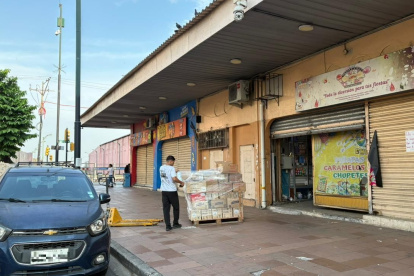 En algunos locales ubicados cerca del centro comercial Multicomercio se sigue con el retiro de mercadería, en una zona que aún no se recupera tras la emergencia.
