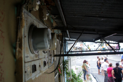En sectores como el de las calles 20 y Alcedo, en el suroeste de Guayaquil, problemas en las conexiones provocan continuos cortes de energía eléctrica, según sus vecinos.
