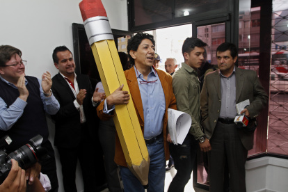 Xavier Bonilla, conocido como Bonil, llegó con un lápiz gigante a la audiencia en la que la extinta Supercom dispuso que rectifique una caricatura sobre Fernando Villavicencio.