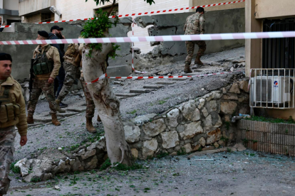Soldados libaneses inspeccionan la zona de Haret Sakher, en Kesrouan, donde cayeron fragmentos de un misil interceptado el 24 de marzo.