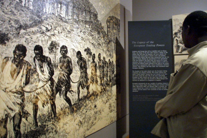 Un hombre observa imágenes relacionadas con la esclavitud en el Castillo de Cape Coast, en Ghana, el 16 de agosto de 2001.