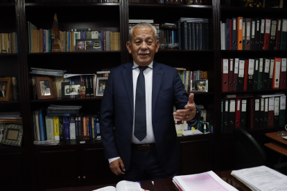 Carlos Aguinaga fue presidente del extinto Tribunal Supremo Electoral (TSE). Es licenciado en Ciencias Jurídicas y doctor en Jurisprudencia.