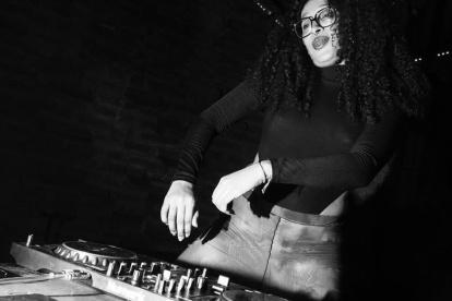 Yuliana también hace música con su faceta como DJ Viringa, mezclando ritmos afro sobre la pista de baile.