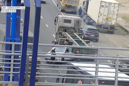 Uno de los siniestros de tránsito en la vía Perimetral involucró a un vehículo pesado.