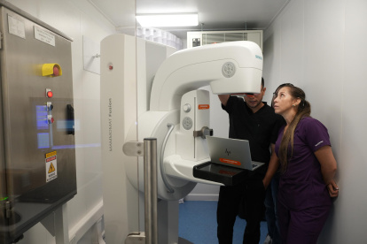 Integrantes de servicios médicos hacen pruebas con un equipo de imágenes diagnósticas dentro del buque hospital Benkos Biohó,en Buenaventura (Colombia).