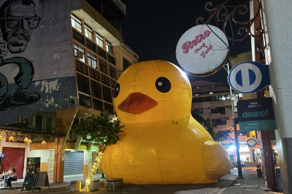 Un Pato inflable gigante fue colocado en Panamá e Imbabura.