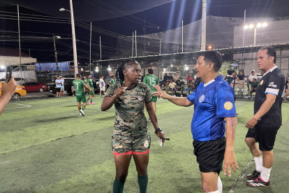 Mónica Quinteros, viral en Ecuador por su orden y estilo en cancha.