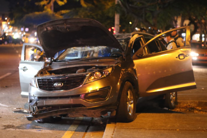 Auto involucrado en la persecución se estrelló contra un vehículo estacionado y volcó.